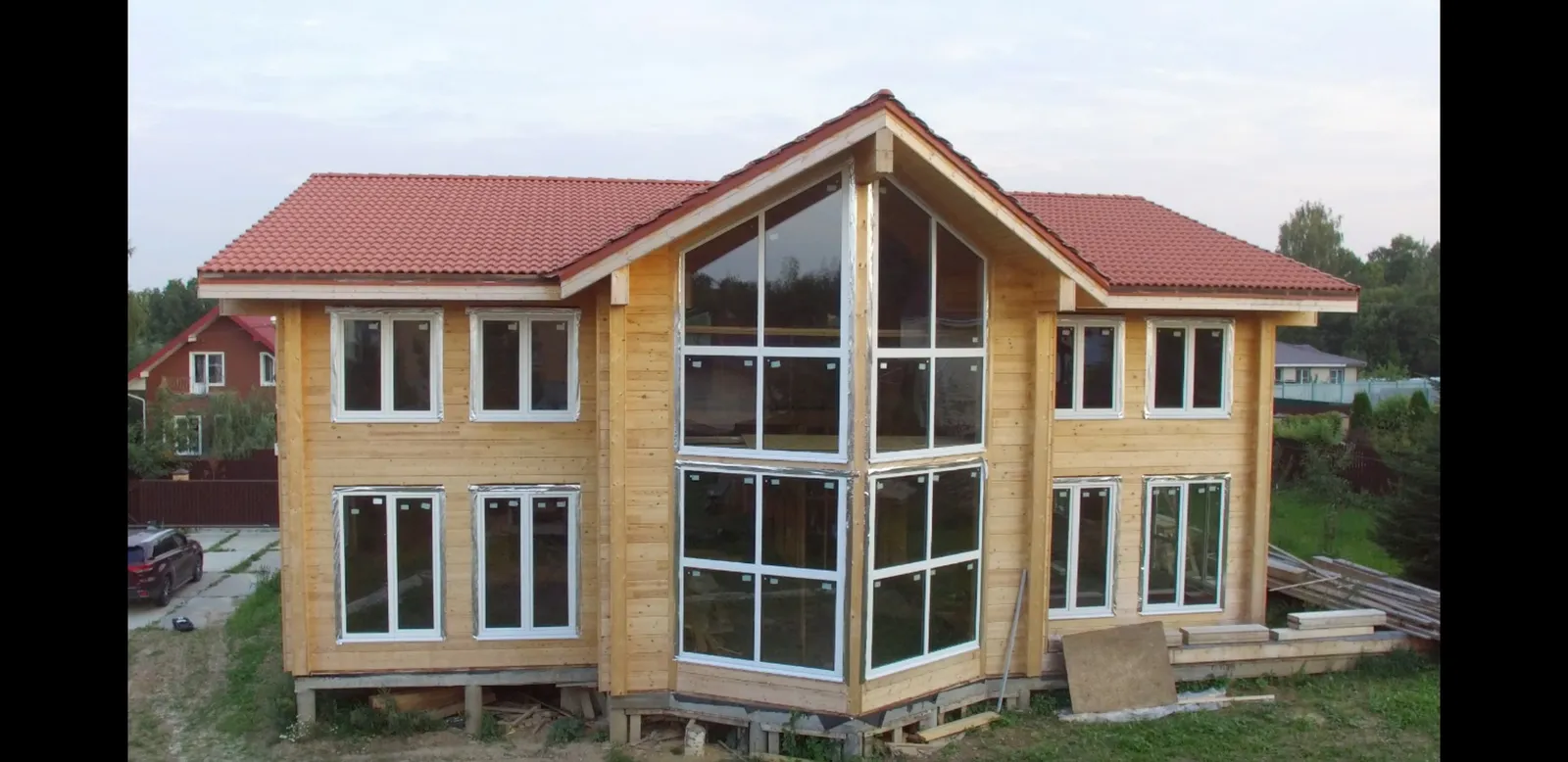 Панорамное остекление фронтона и эркера дома из бруса